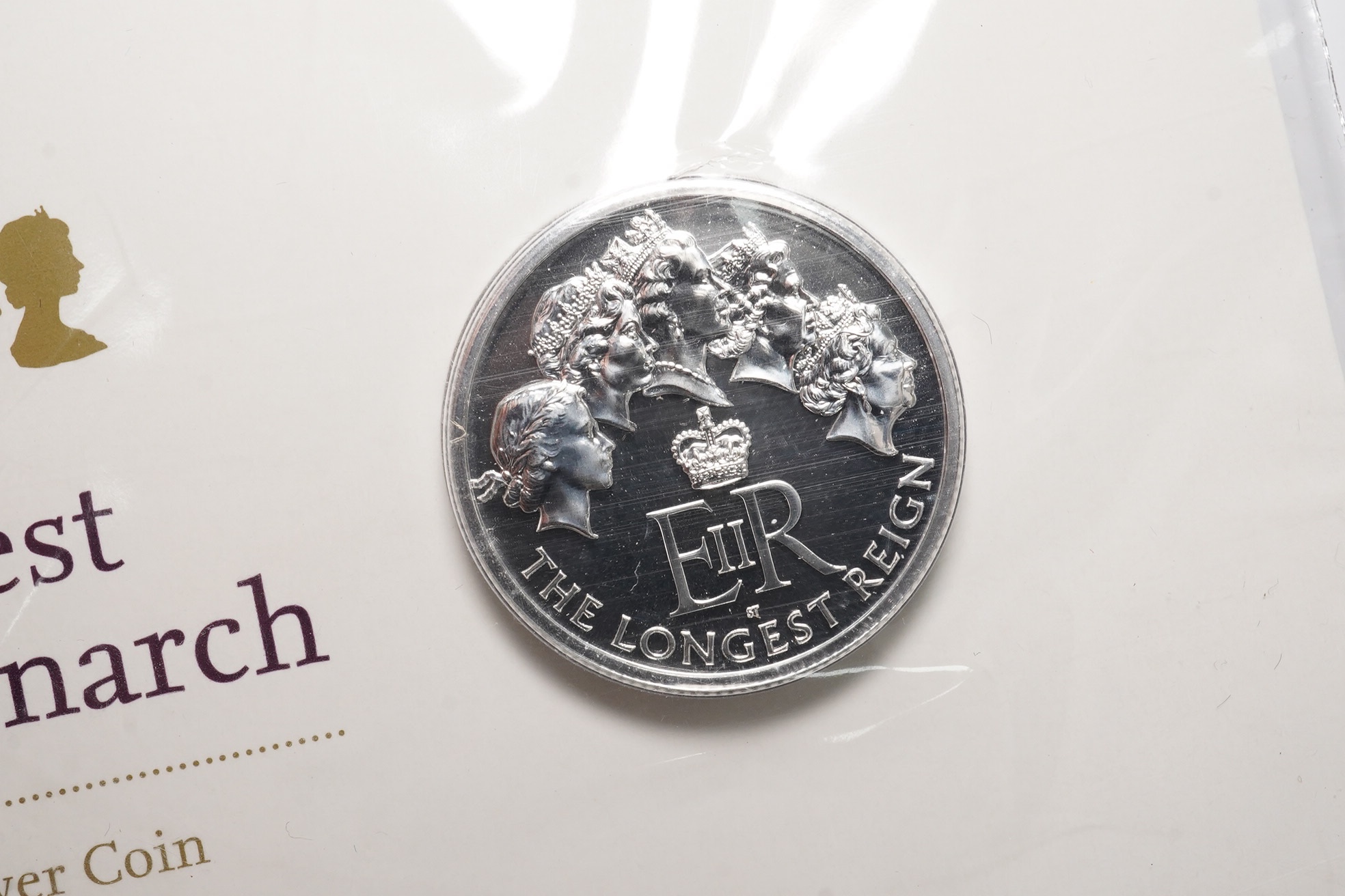 Royal Mint UK QEII coins, 2015 £100 fine silver coin, Buckingham Palace, two £20 fine silver coins, both 2013 and two £20 fine silver coins, both 2015 (5)